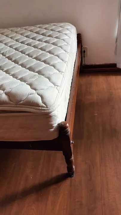 Cama de casal em madeira cerejeira com colchão de molas ensacadas marca Castor - Foto 3