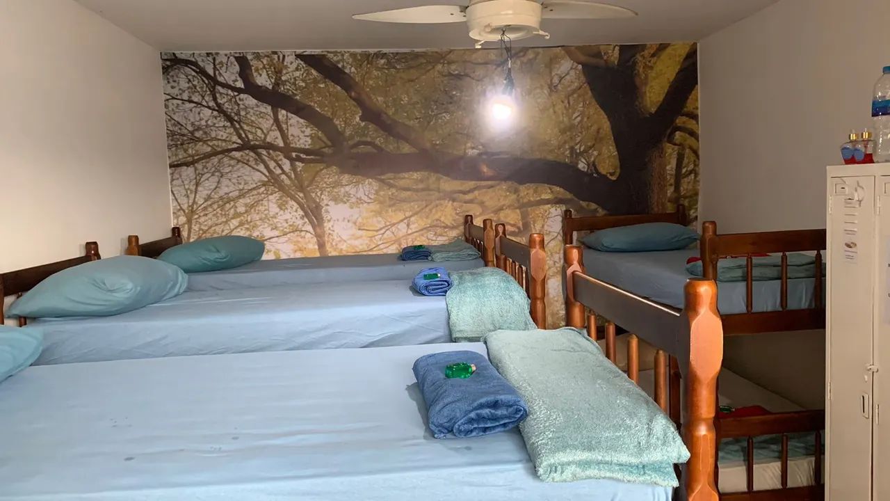 Vendo beliches montadas, com colchões, mesa de escritório e armários  de ferr duas portas  - Foto 2