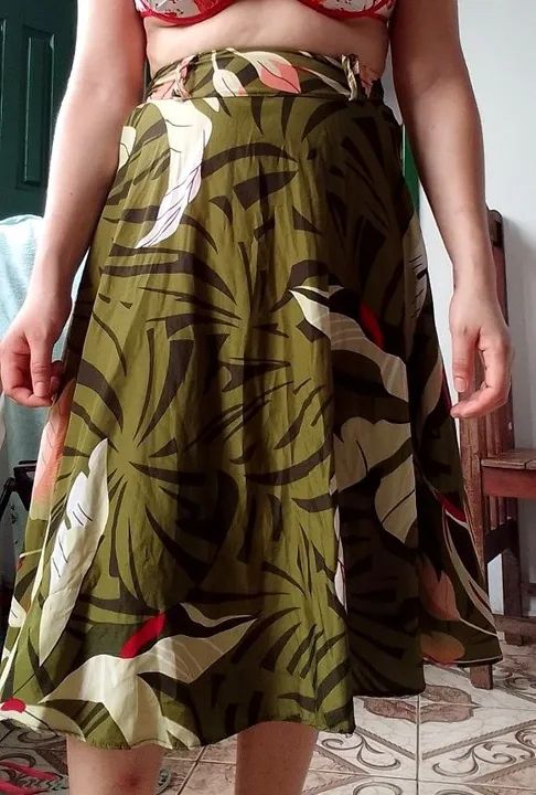 Saia midi estampada verde folhagens