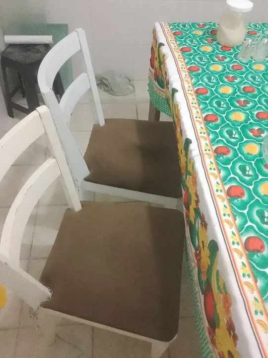 Jogo de Mesa com Cadeiras e um simulador de malhar 