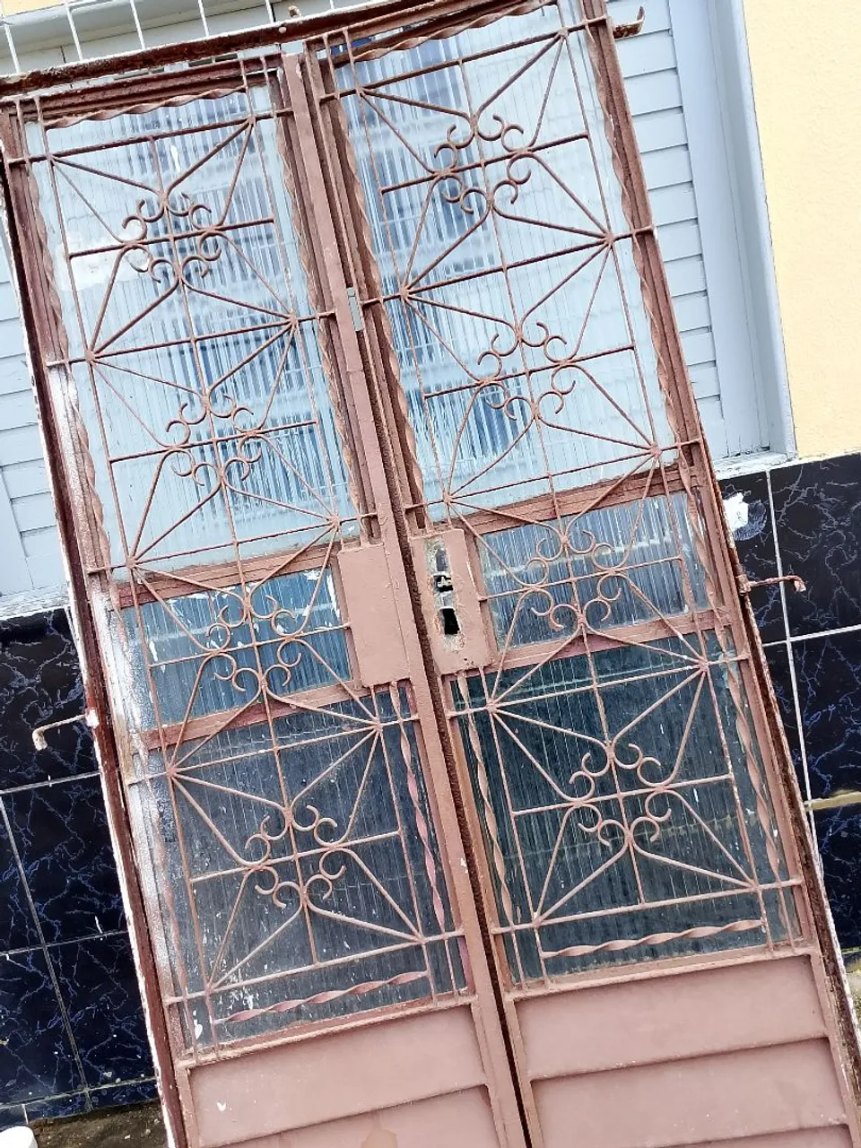 Vendo porta duas faces com vidro canela