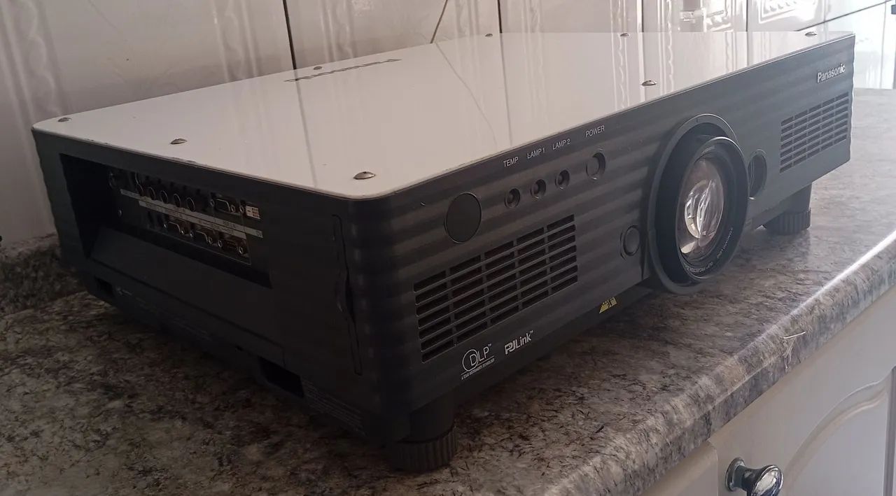 Projetor Panasonic PT - 5600U com detalhes.