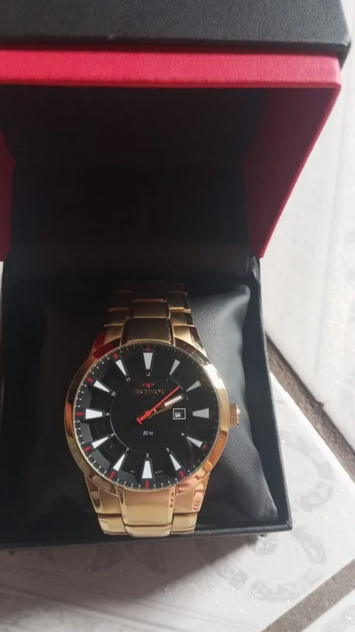 Relógio Dourado Elegante