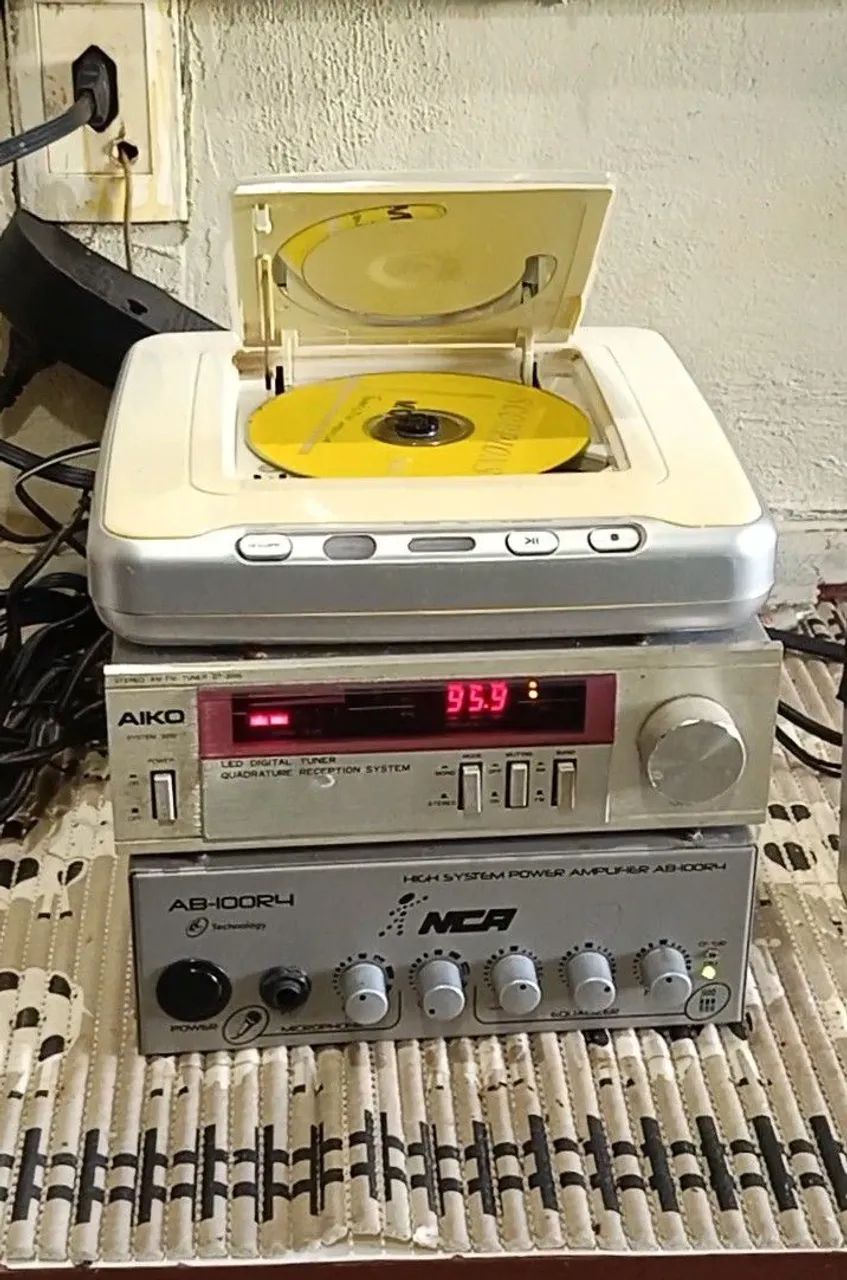 Som. Amplificador. Um toner. Um DVD com controle. Mais 2 caxinha de som. E acessórios - Foto 2