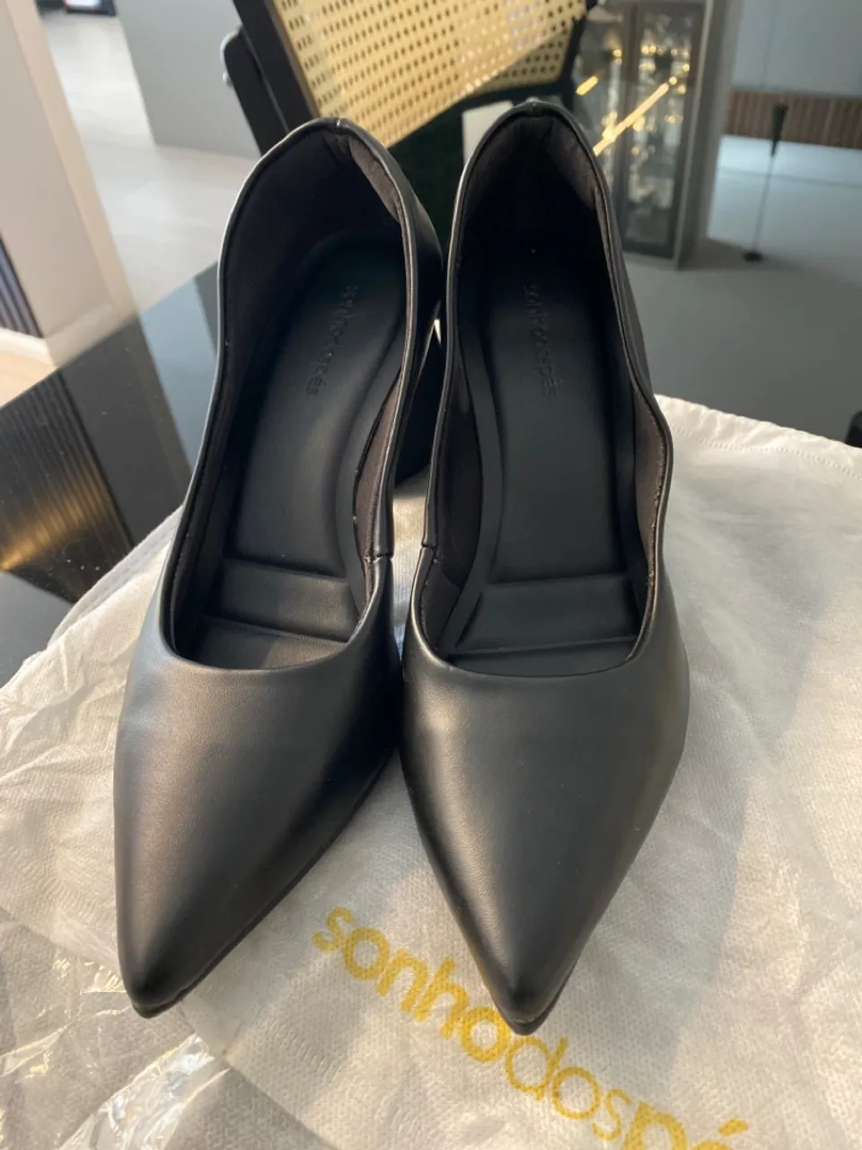 Scarpin de bico fino preto