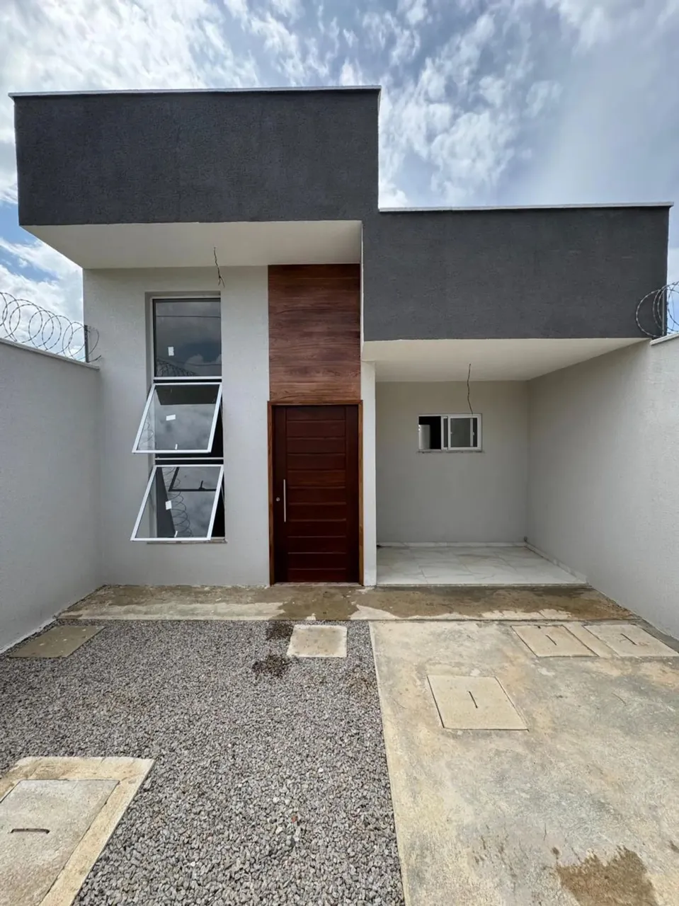 CASA DE 3 QUARTOS COM ÓTIMO ACABAMENTO E LOCALIZAÇÃO