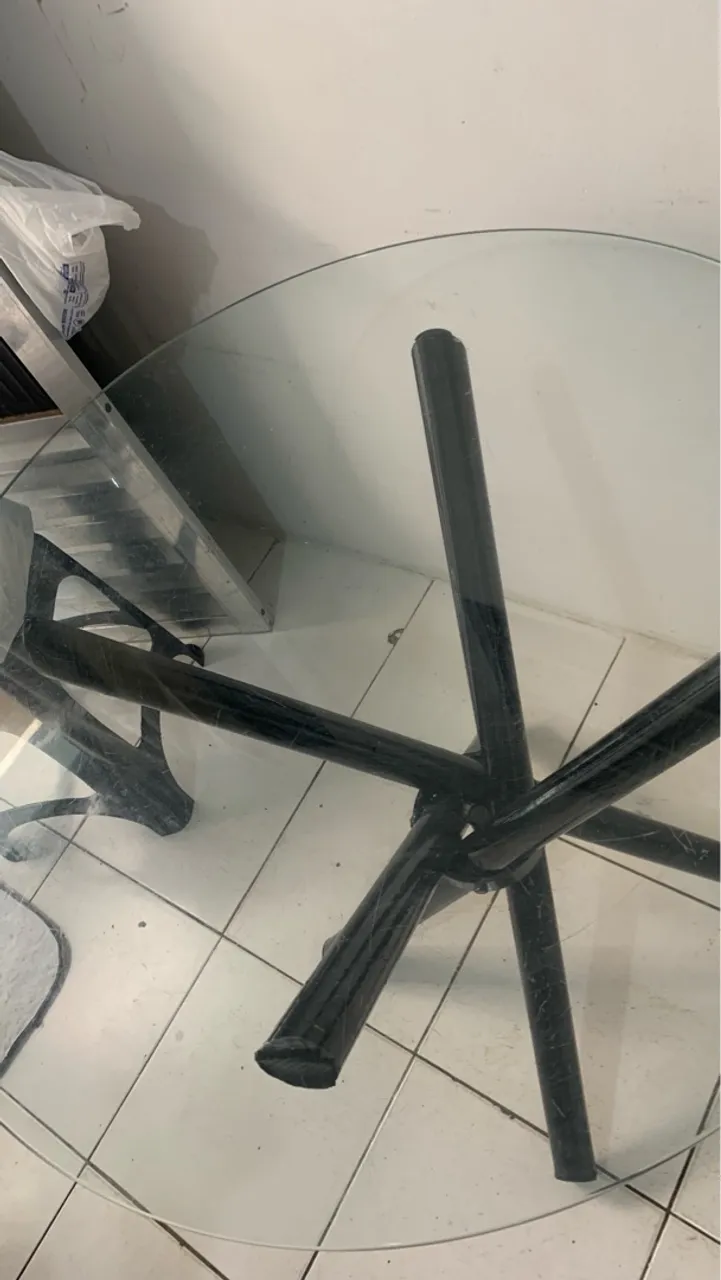 Mesa de jantar redonda com tampo de vidro