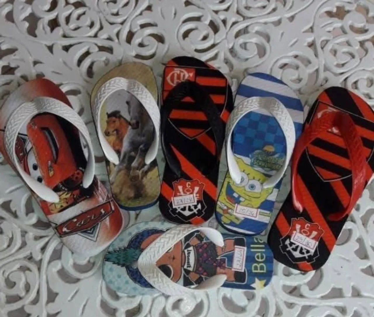 lote com 10 chinelos infantis  - Foto 4