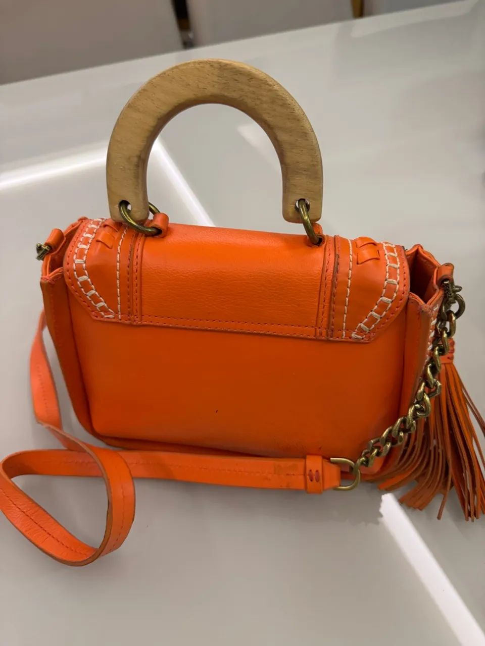 Bolsa de Couro Boho Chic Laranja Schutz com Alça de Madeira - Foto 4