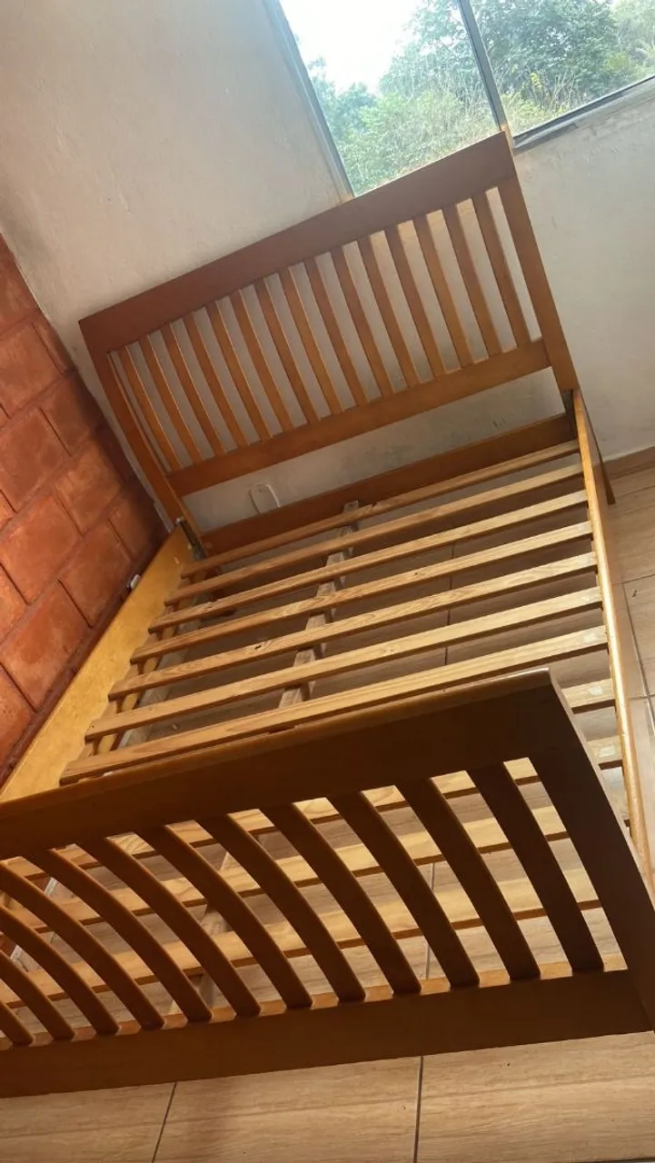 Cama de madeira com estrado,muito boa de madeira maciça,pra sair logo