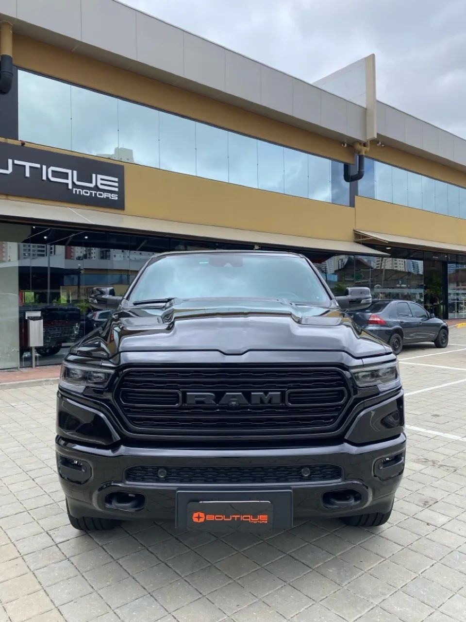 RAM 1500 5.7 4x4 Night Edition Automático  - Foto 3