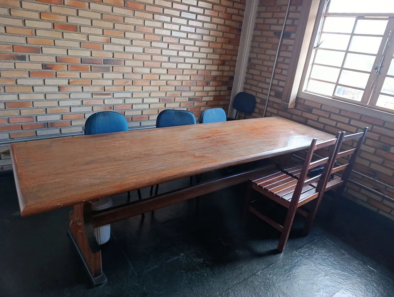 Mesa de madeira maciça angelim