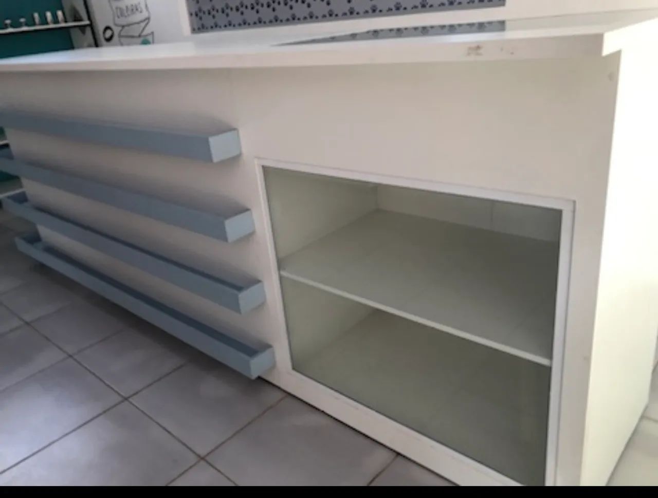 Balcão Branco com Prateleiras e Armário