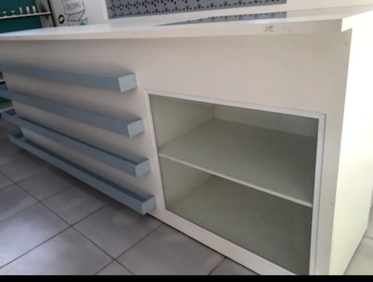 Balcão Branco com Prateleiras e Armário