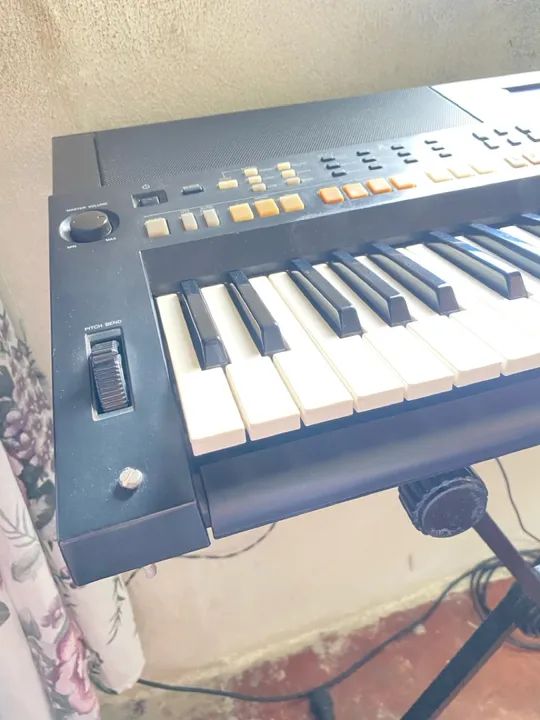 TECLADO YAMAHA PSR-S650 /TECLADO COM MESA, PEDESTAL DE MICROFONE E DE PARTITURAS - Foto 5