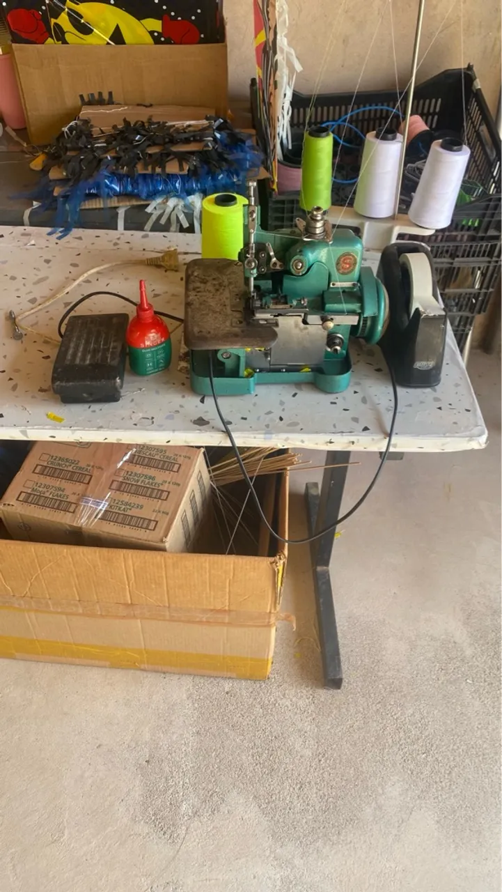 Máquina Overlock com mesa, revisada
