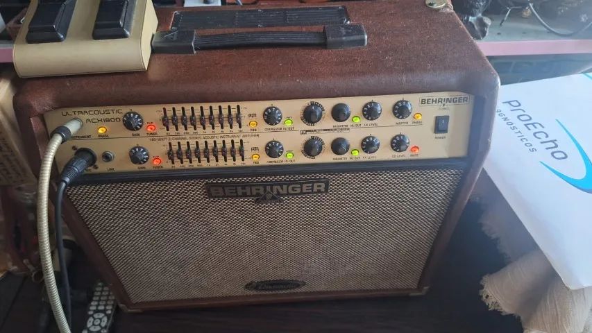 Amplificador Behringer Ultracoustic ACX1800 para voz/violão 2 x 90W 