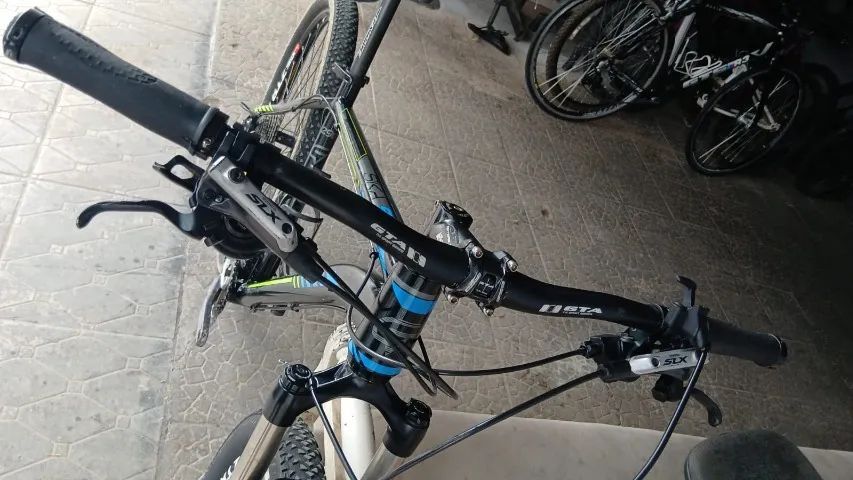Bike Aro 29, Groove, Shimano SLX e Suspensão RockShox