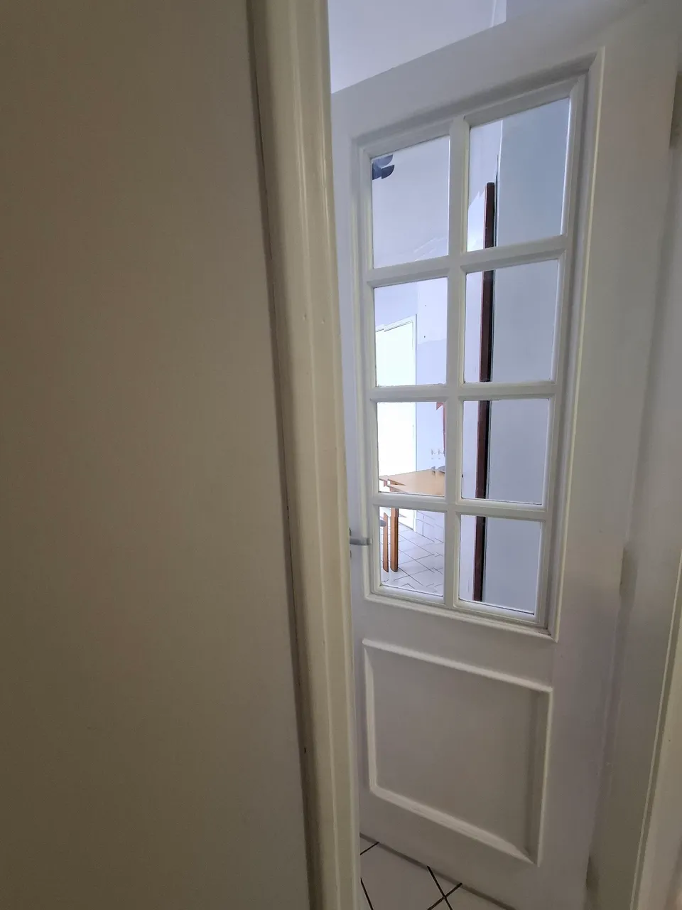 Porta de madeira branca com vidros bisotê