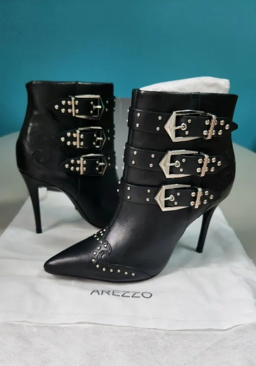 Bota de Couro de Salto Alto Preta com Fivelas Arezzo
