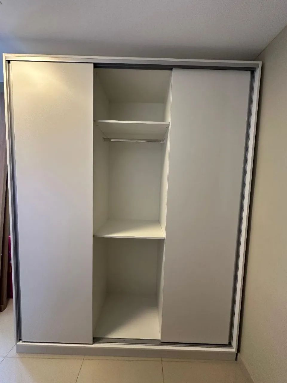 Guarda-Roupa Moderno com 3 Portas de Correr - Foto 3