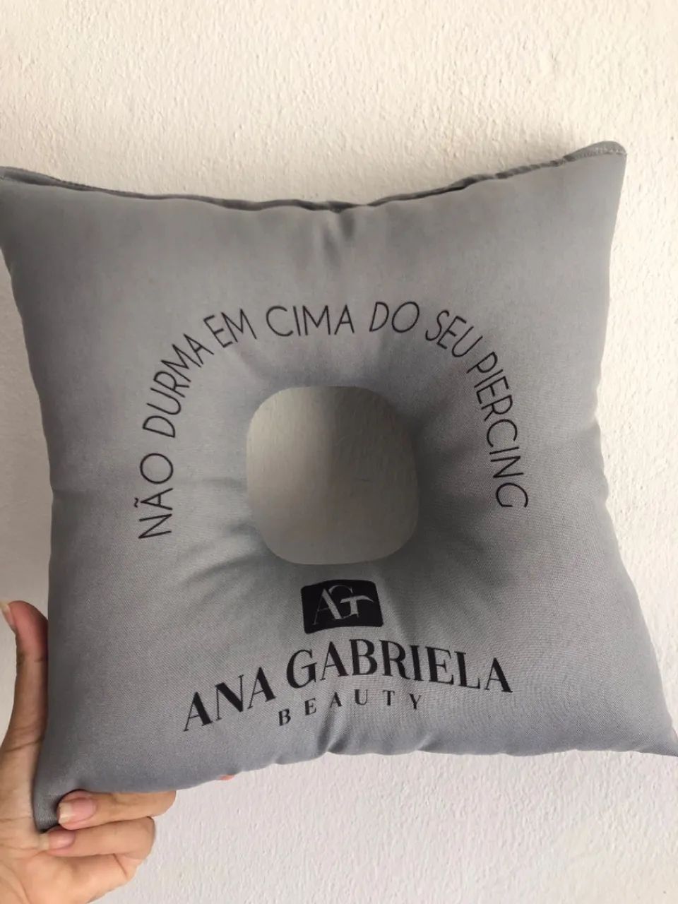 Almofada travesseiro com espaço no meio p12