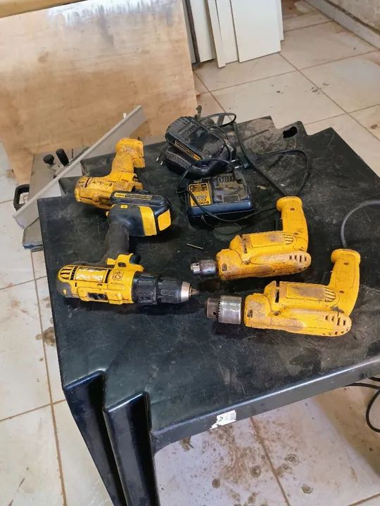 Variados  parafusadeira 4 lixadeira 1 aspirador de pó 1 tufão  serra de bancada por 1300 
