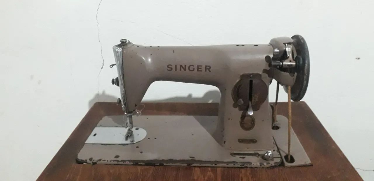 Máquina de costura Singer (não  é  elétrica...é de pedalar  vai com mesinha
