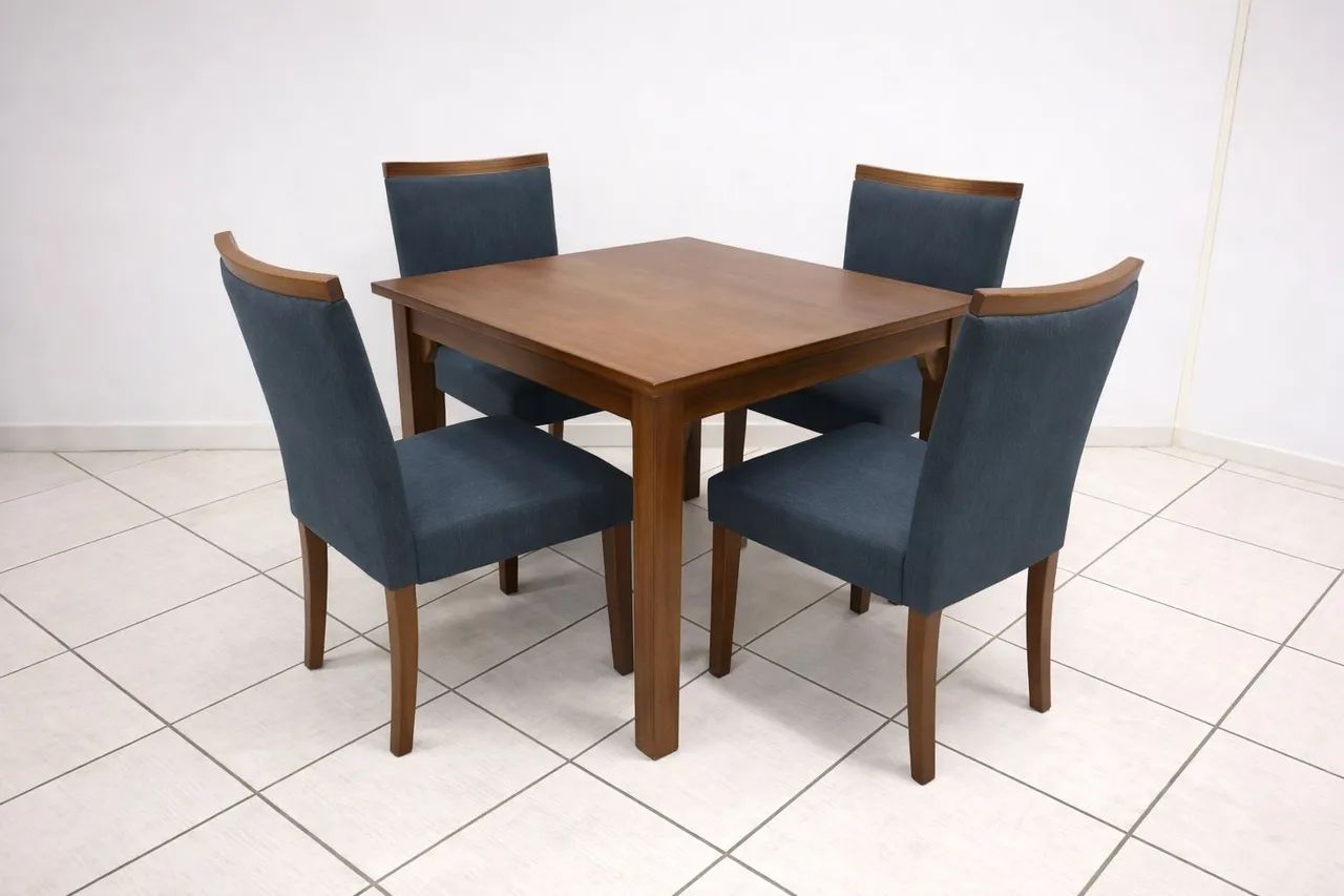Conjunto Mesa com 4 Poltronas Estofadas