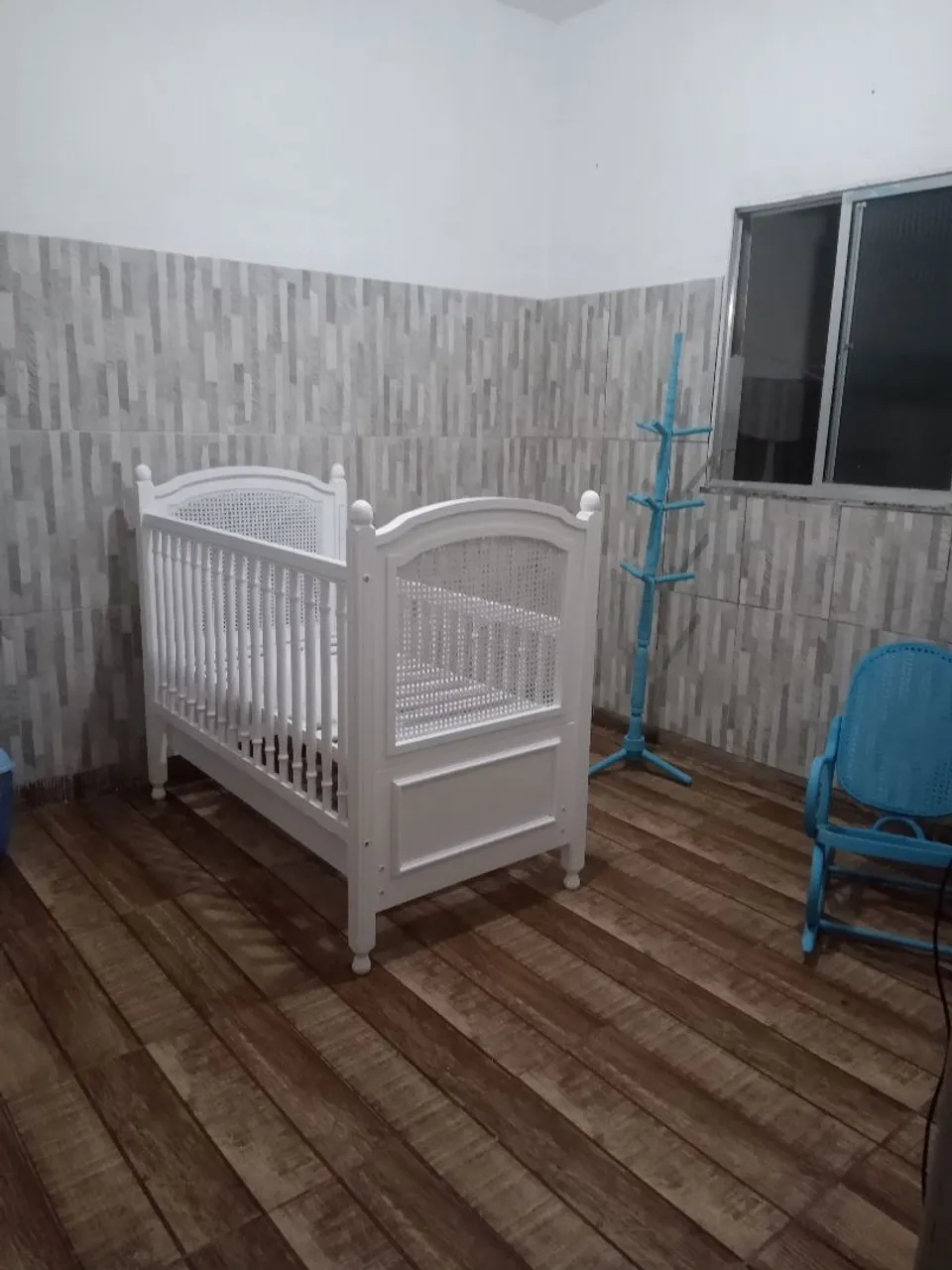 Berço Branco com Detalhes em Palhinha