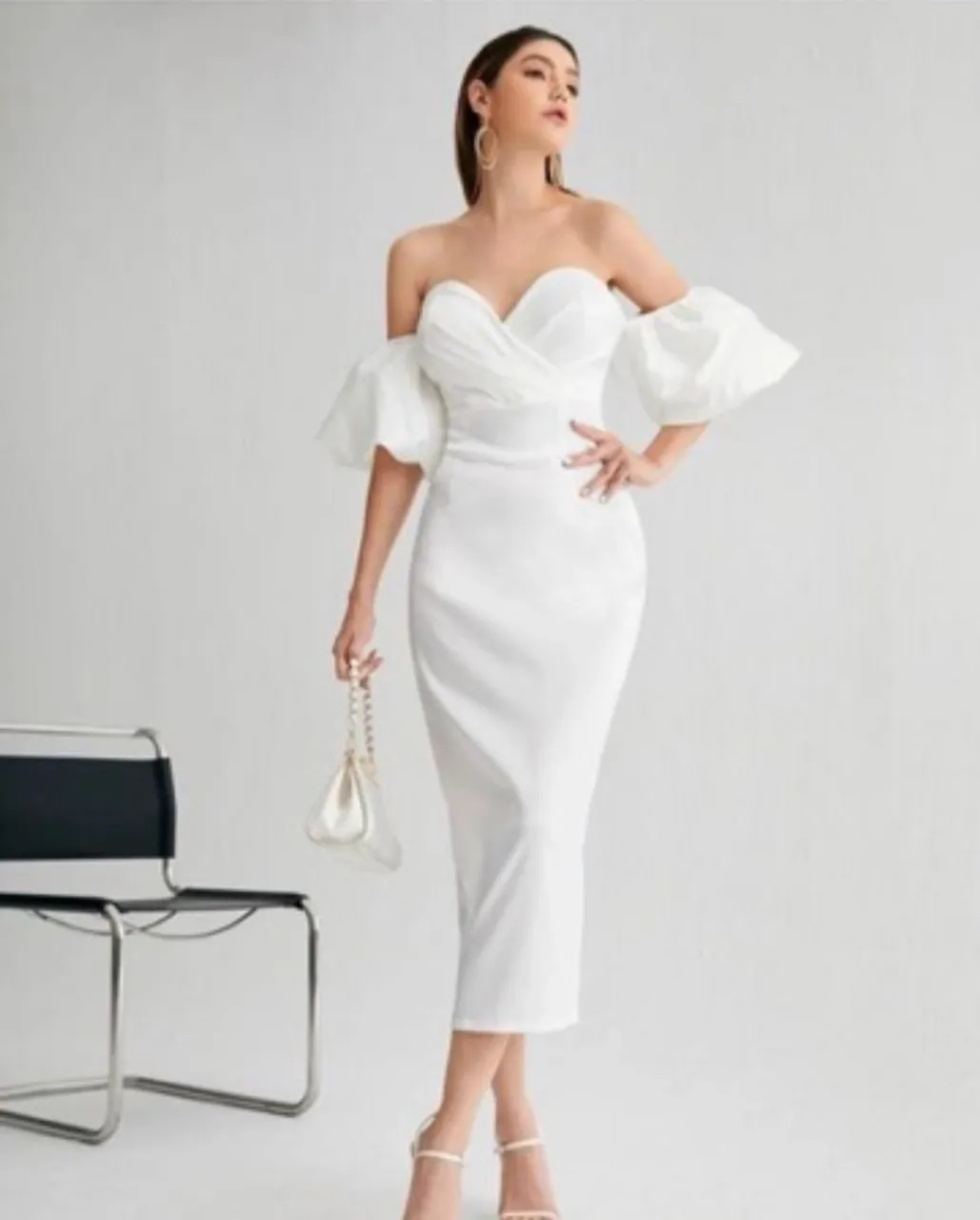 Vestido branco elegante com mangas bufantes