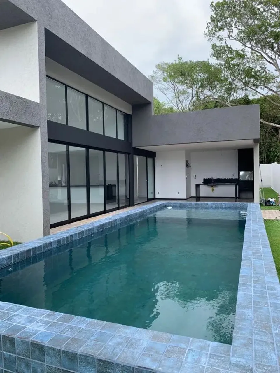 Casa para Venda em Camaçari, Monte Gordo, 4 dormitórios, 4 suítes, 5 banheiros, 4 vagas