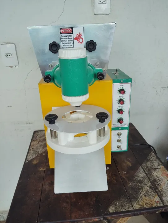 Máquina de fazer salgados compacta print