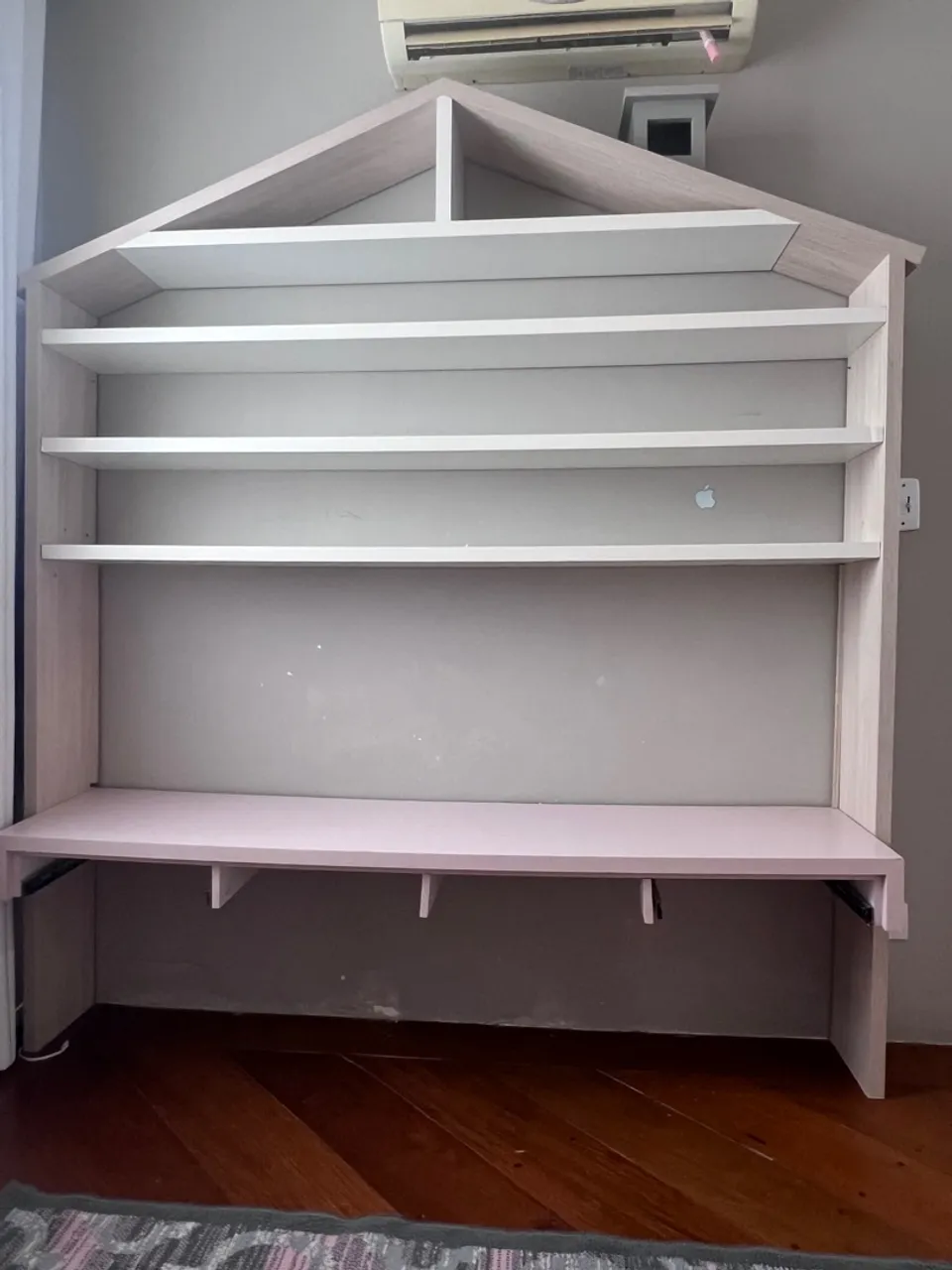 Estante de quarto infantil em MDF, estilo casinha.