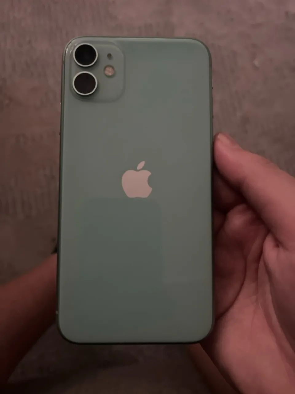 Iphone 11 verde agua, com peuquena mancha na tela - Foto 2