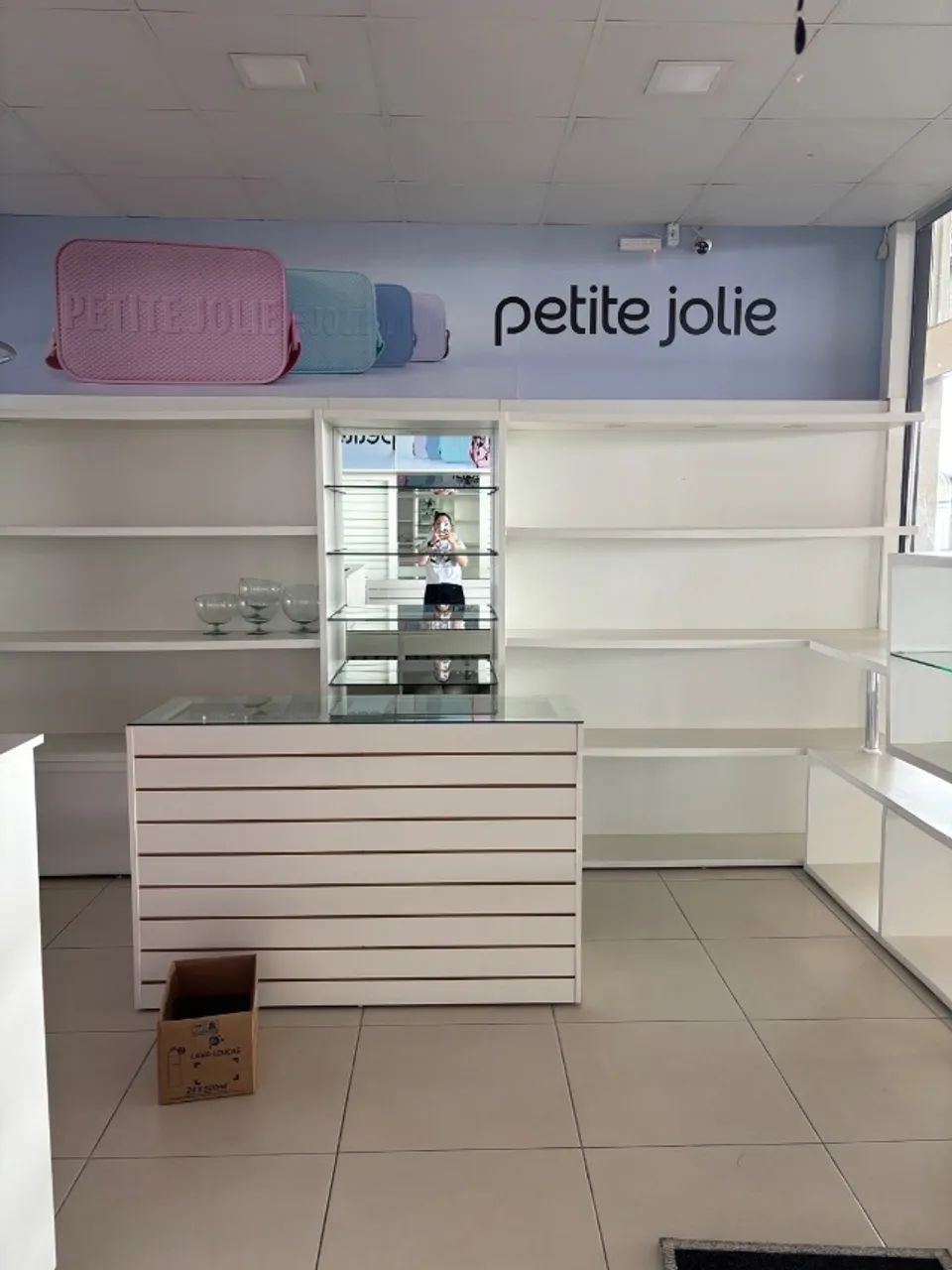 Móveis de Loja  inteira (exceto caixa e 1 balcão central)  - Foto 6