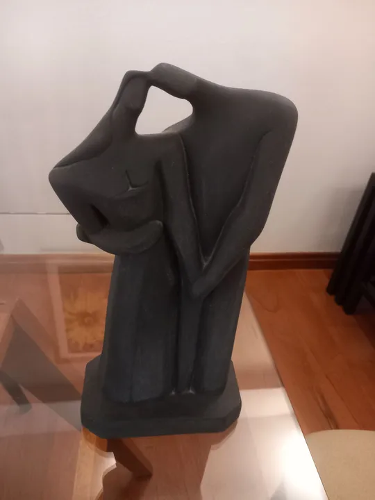 Escultura de casal apaixonado em cerâmica