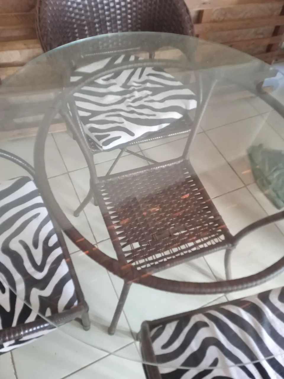 Mesa com tampo de vidro e 4 cadeiras