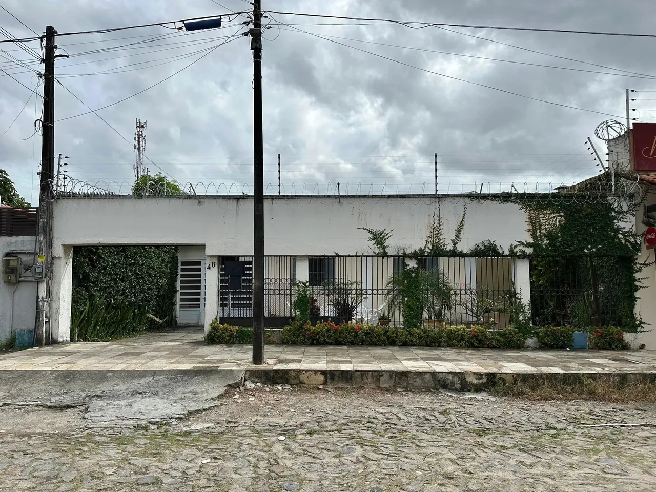 Excelente Terreno com uma casa 12x25 = 300m², à 20 metros da Av. Washington Soares, murado
