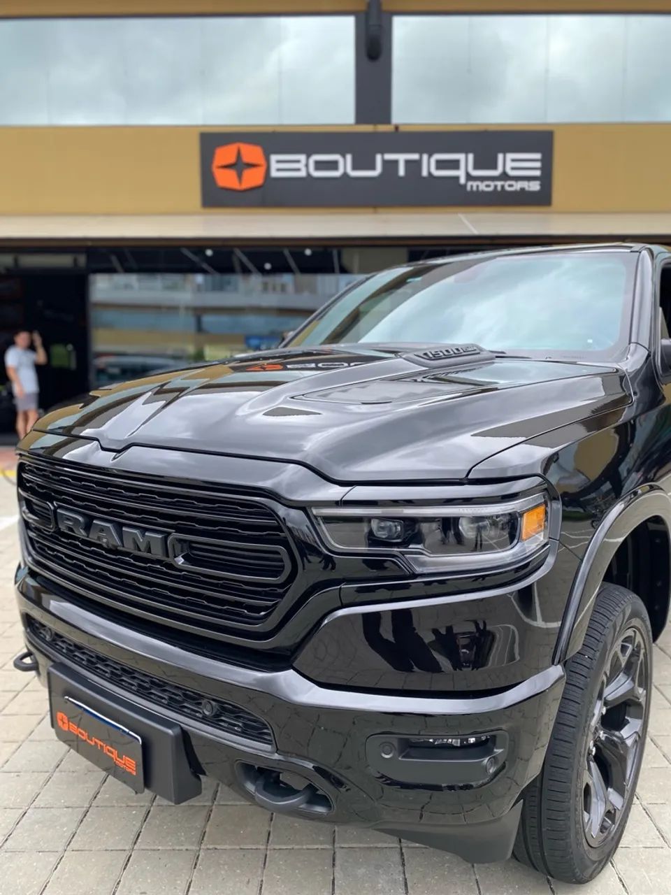 RAM 1500 5.7 4x4 Night Edition Automático 