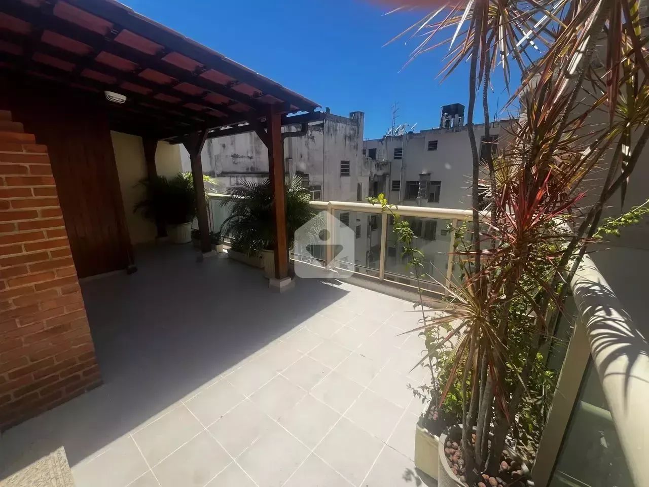 Cobertura - Rua tranquila - Com Terraço e Piscina - Foto 5