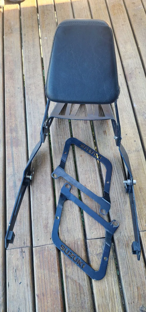 Sissy bar + afastador alforge Suzuki M800