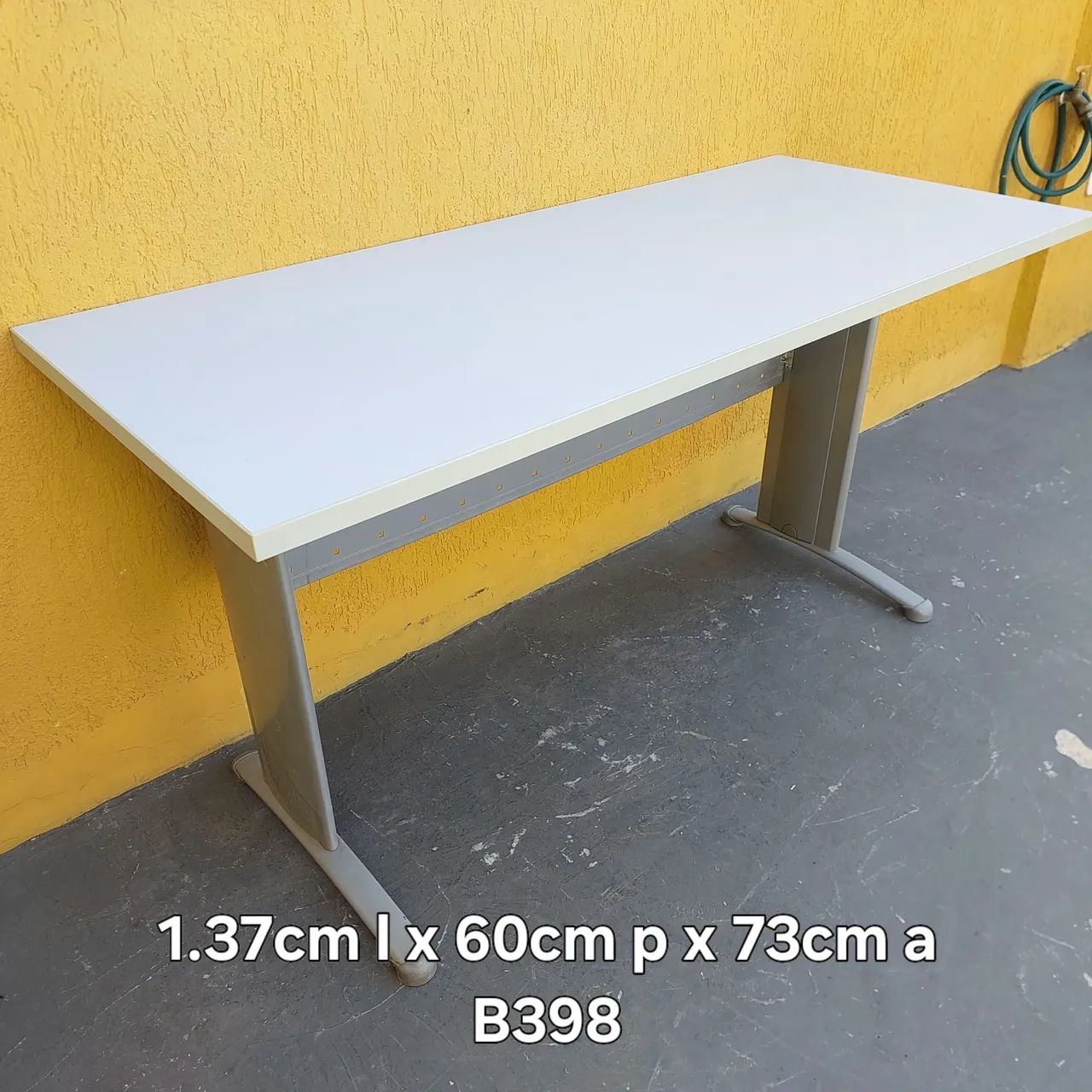 Mesa escritório reta 1.37cm largura  - Foto 5