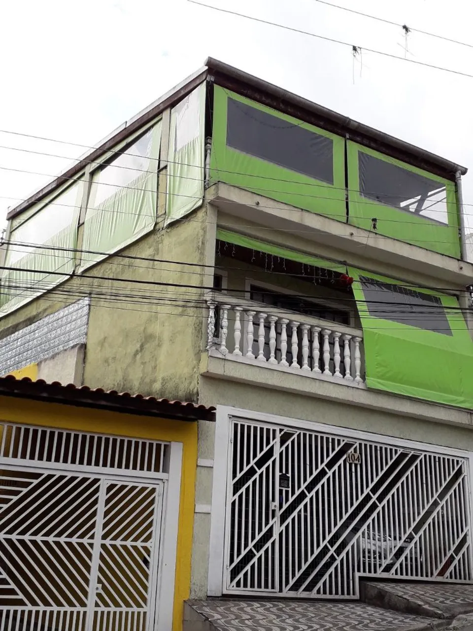 Cobertura de área externa com toldo