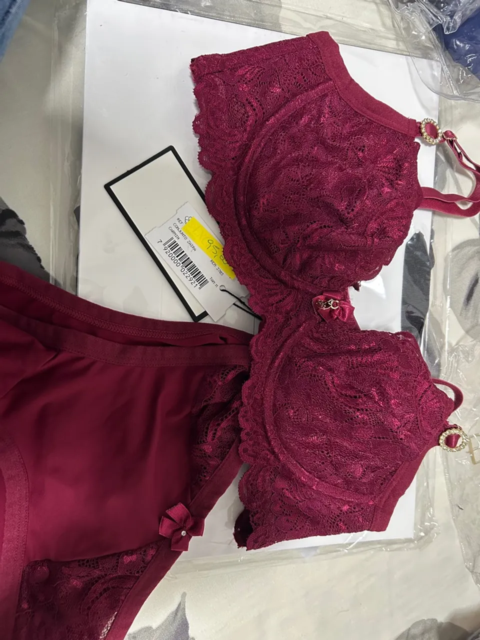 Conjunto de lingerie rendada vinho Excelência