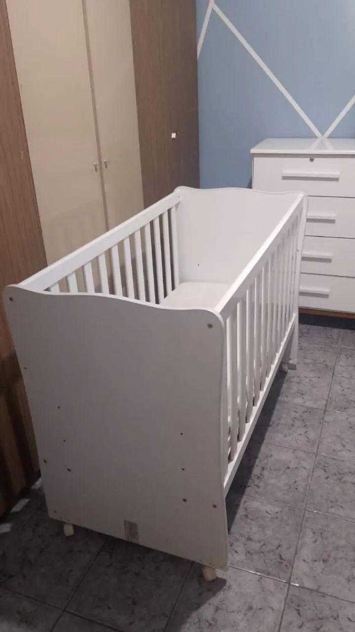 Berço branco com cortinado 