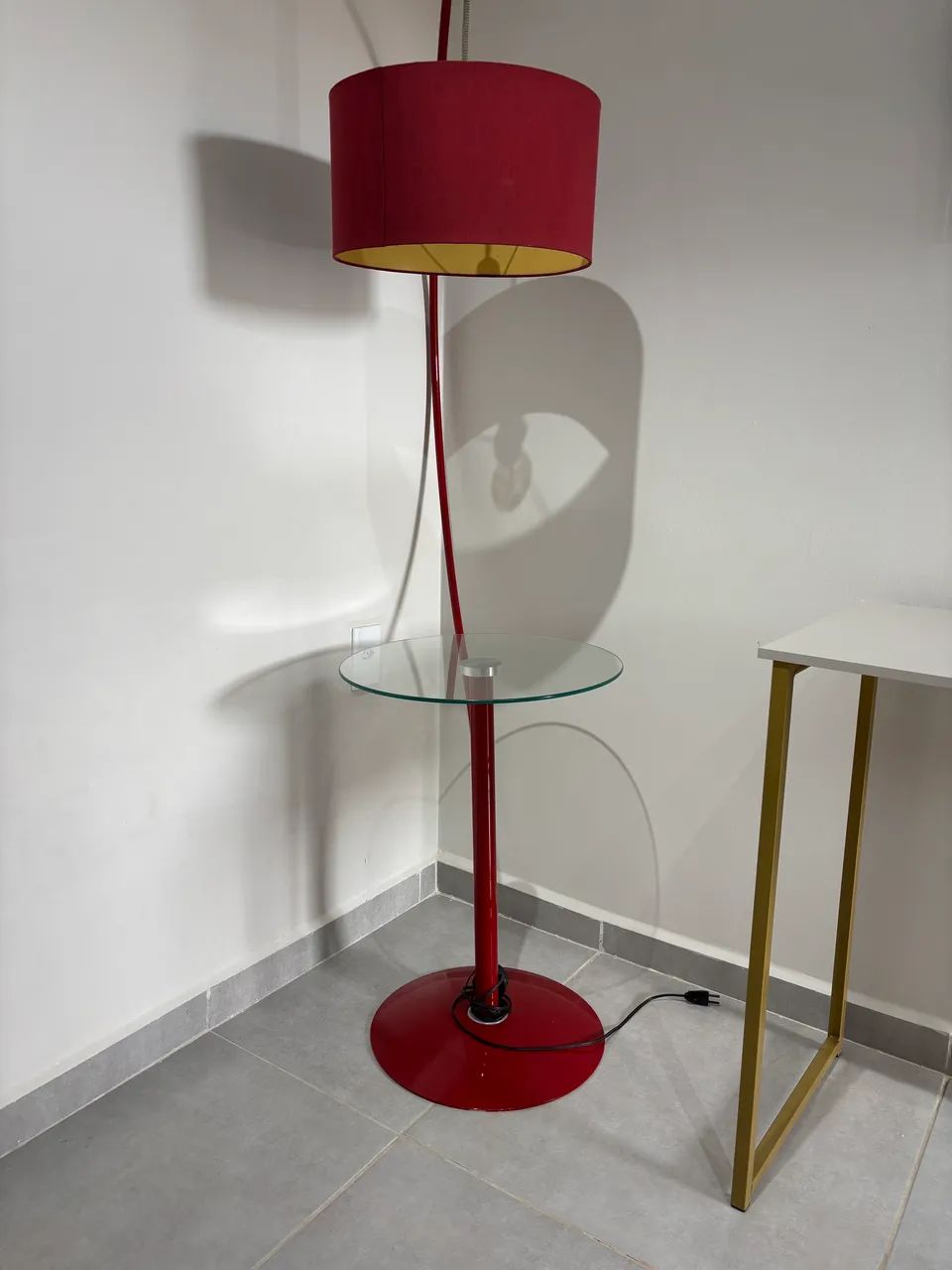 Abajur de chão com mesa de vidro