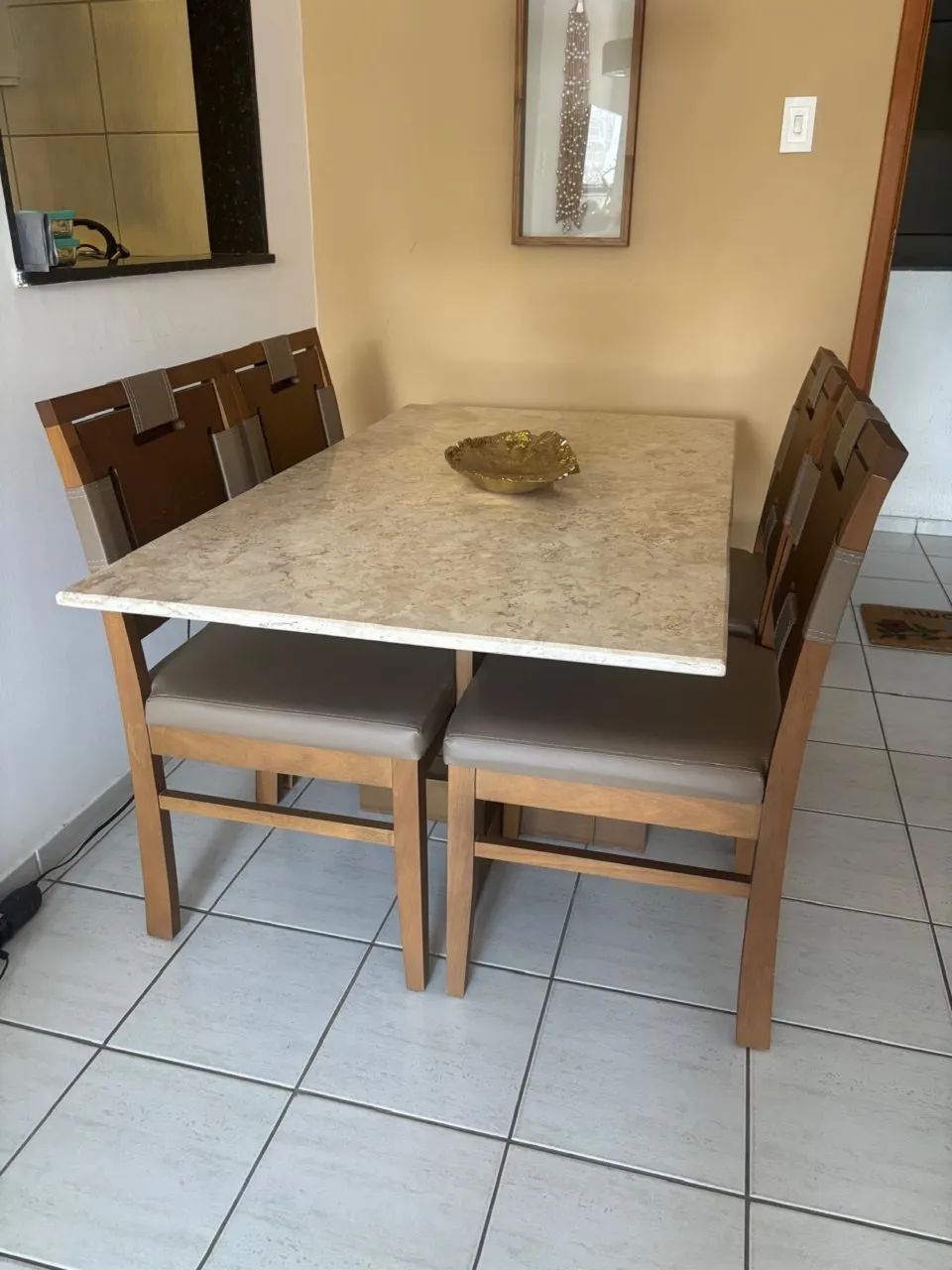Mesa em madeira retangular com 4 cadeiras tampo mármore travertini em - Foto 4