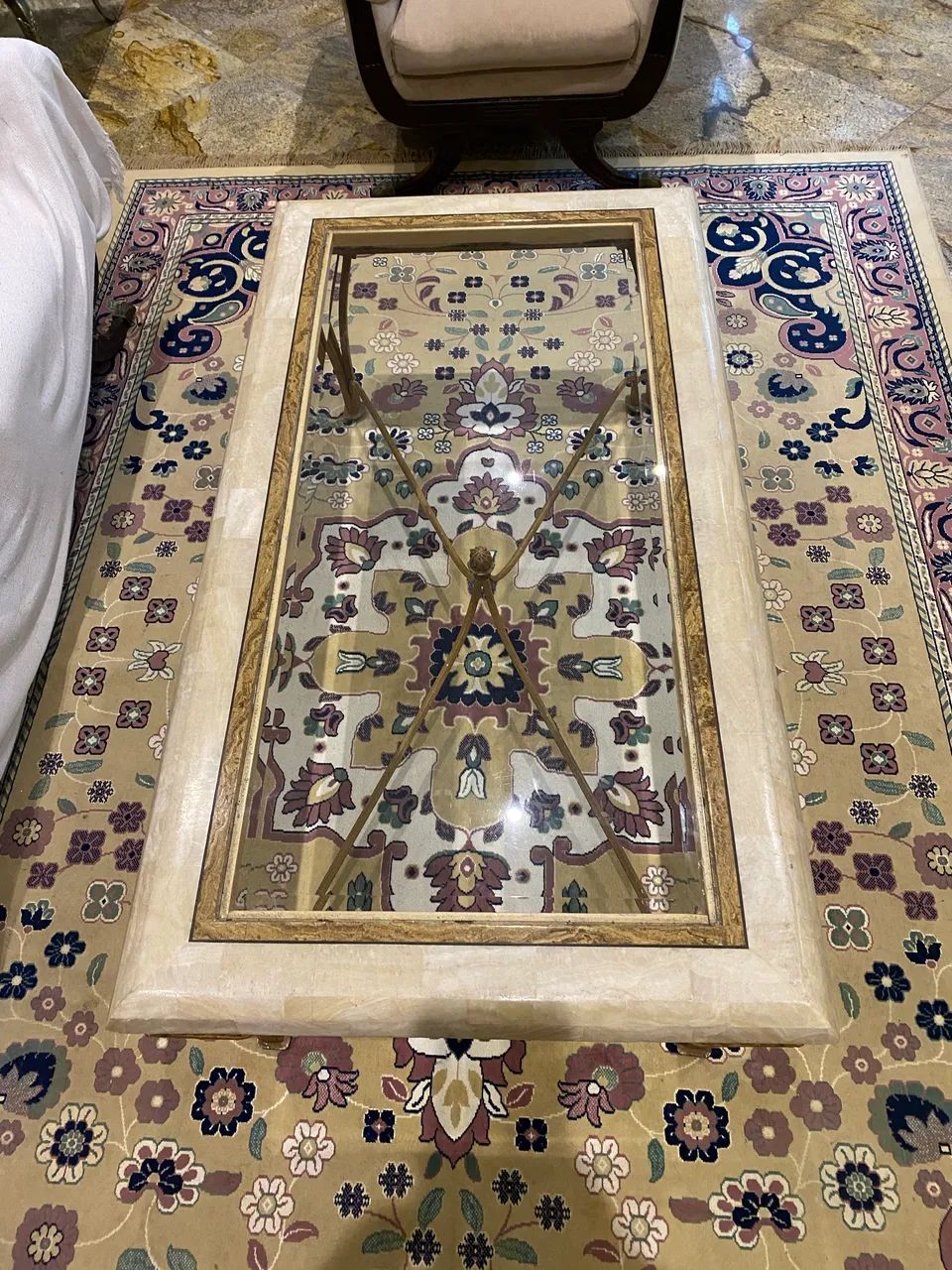 Mesa de Centro Dourada com Vidro e Metal Detalhado 