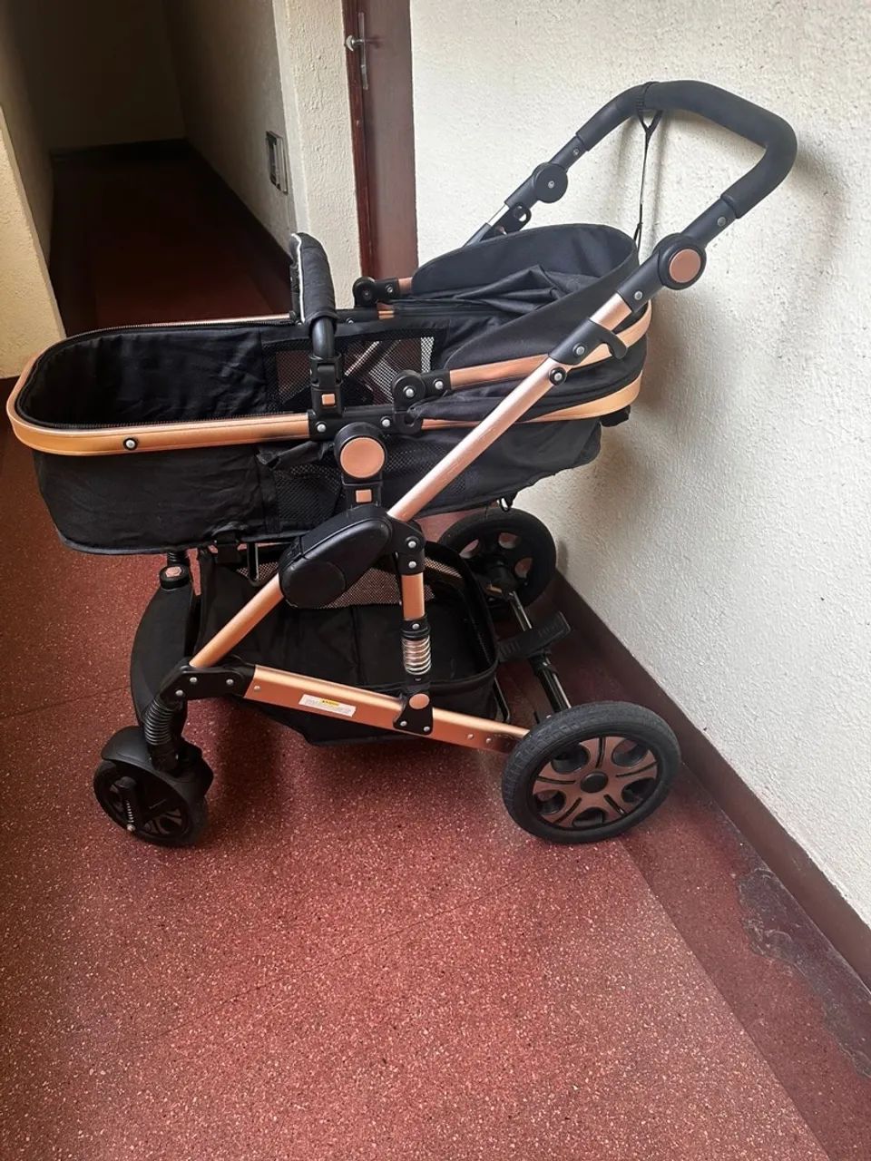 Carrinho de bebê com bebê conforto 